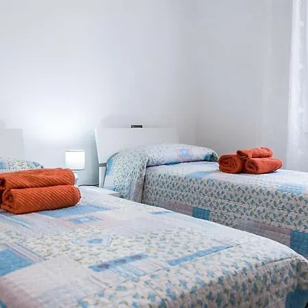 فيلة Fumarola Sleeps 8 Pool Air Con *